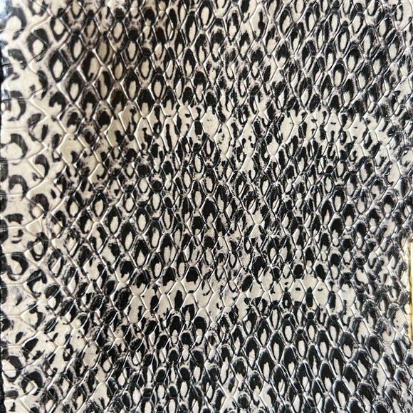 - Kenneth Cole Snake Front Handbag. - Picture 14 of 16